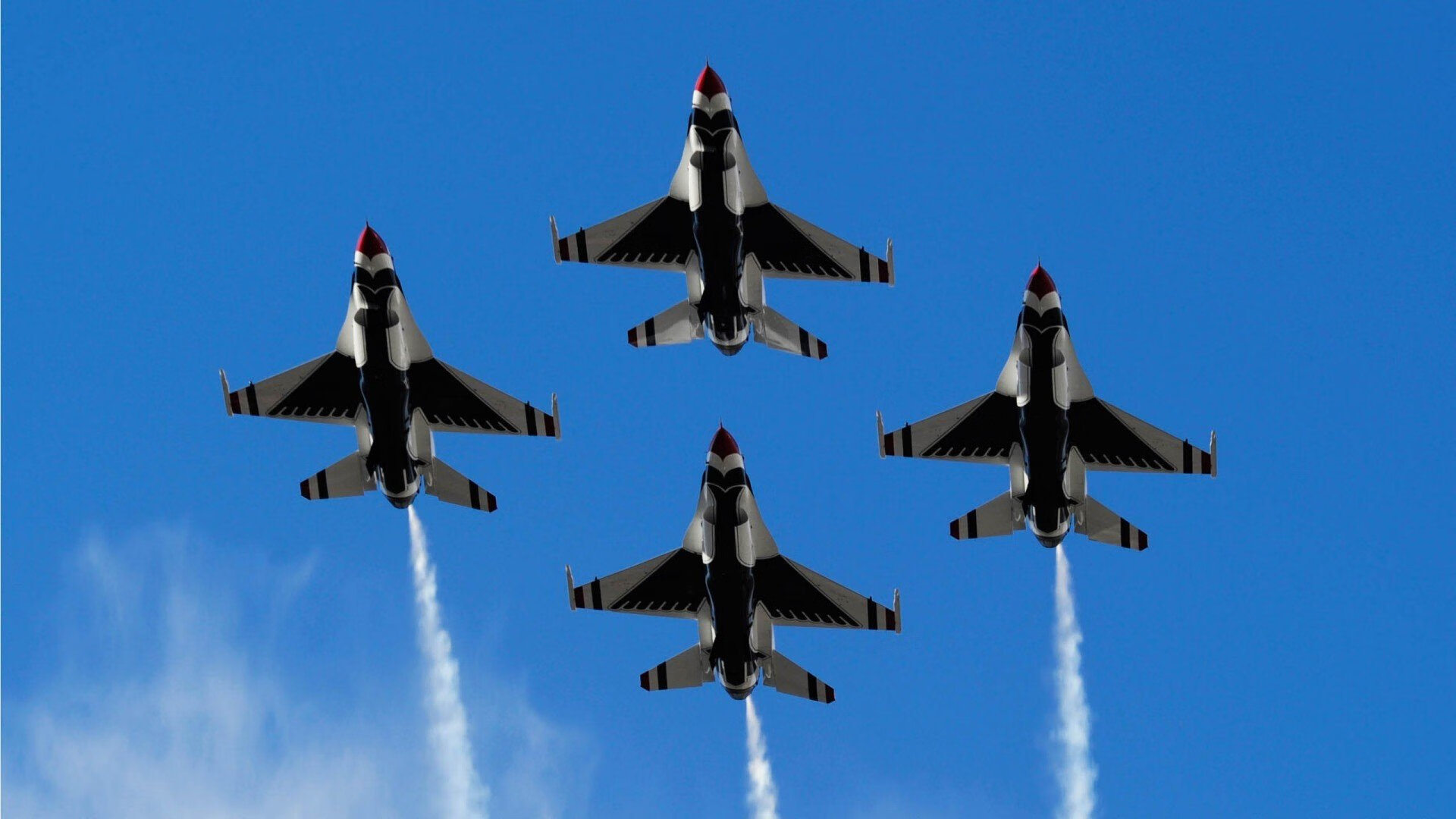 _电子竞技世界冠军赛：虚拟战场的王者归来_，电子竞技比赛现场